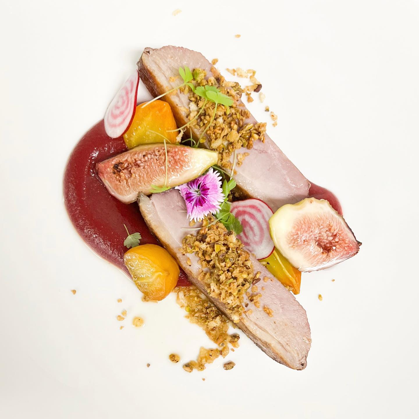 Roasted duck breast, honey roasted figs, beetroot, pistachio crumb 🌿